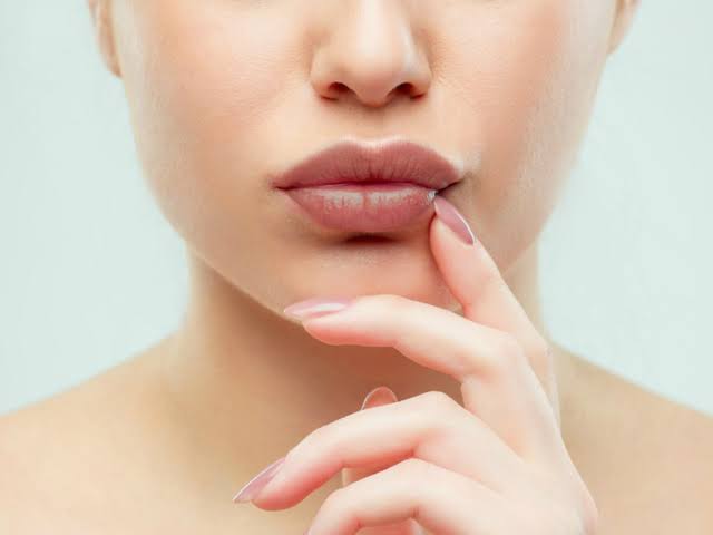 Bener Gak Sih? Sering Memakai Lipstik Tiap Hari Bikin Bibir Jadi Gelap