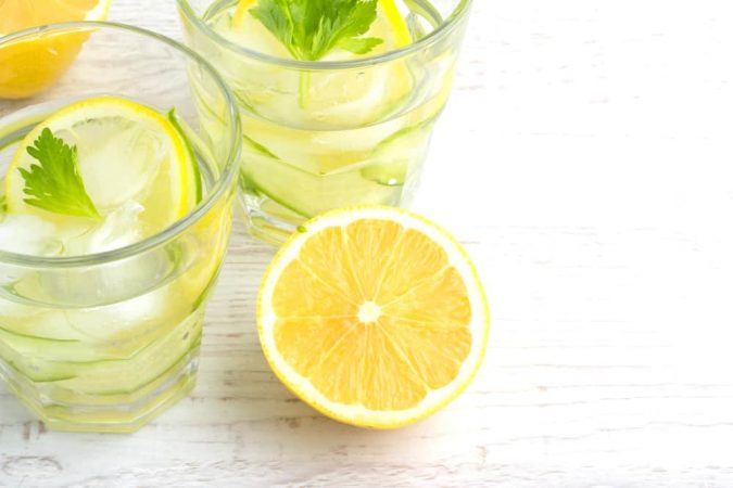 minum air lemon